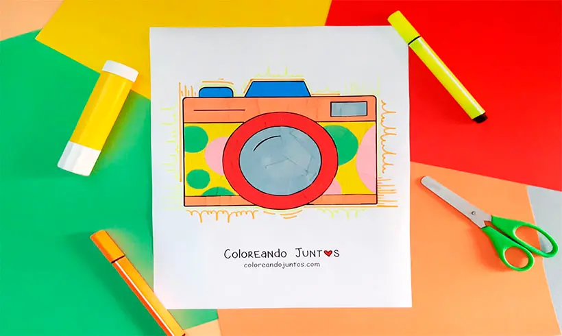 Dibujo de cámara coloreada por Coloreando Juntos